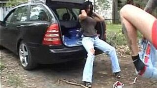 Грудастая жена трахается в машине с камшотом в любительском видео - порно видео