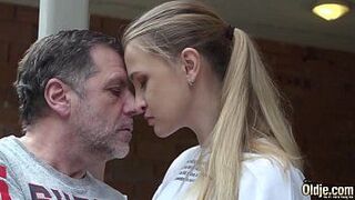 Градпа трахает тугую и мокрую юную киску кончил ей в рот - порно видео