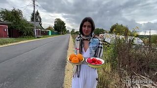 Деревенская девушка согласилась на быстрый секс, пока мужа не было дома - порно видео