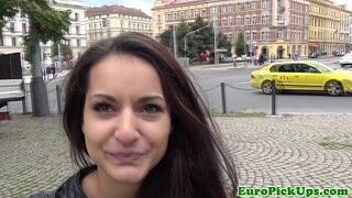 Снял крошку на коленях глотает сперму - порно видео